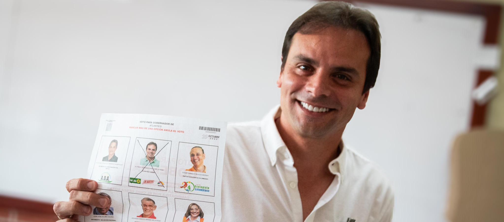 Alfredo Varela ejerciendo su derecho al voto este domingo.