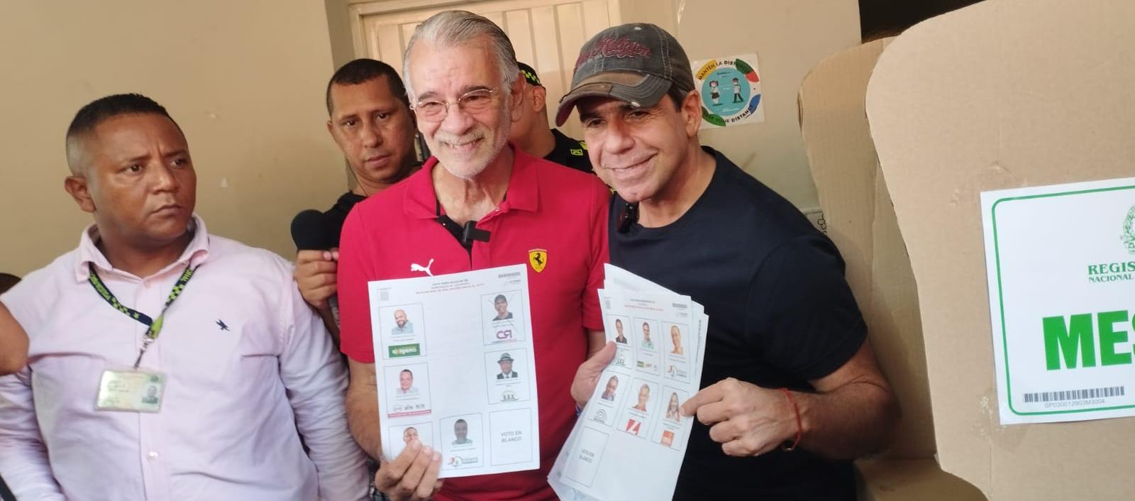 Eduardo Verano junto a Alex Char, quien acompañó a votar al candidato a la Gobernación.