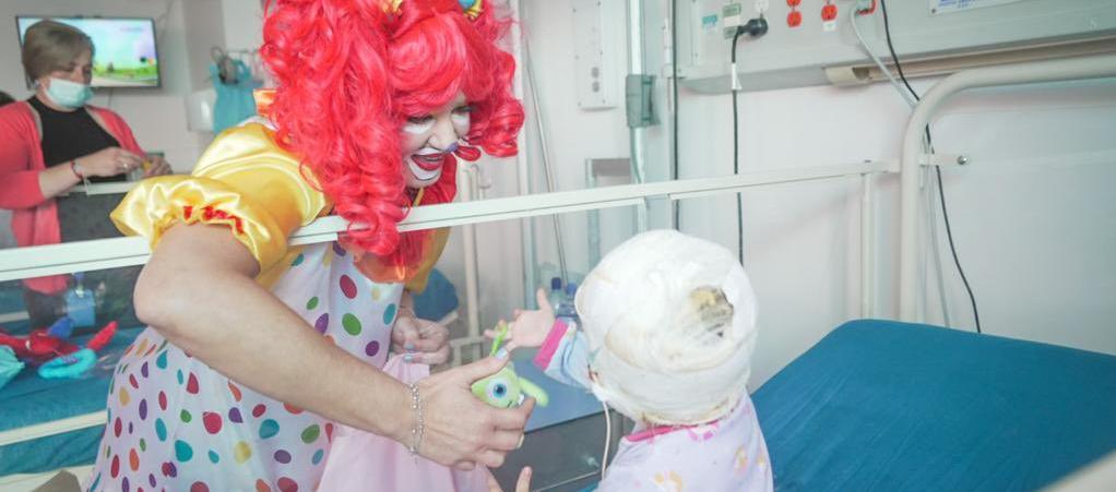 Verónica Alcocer dialoga con un niño hospitalizado en Bogotá