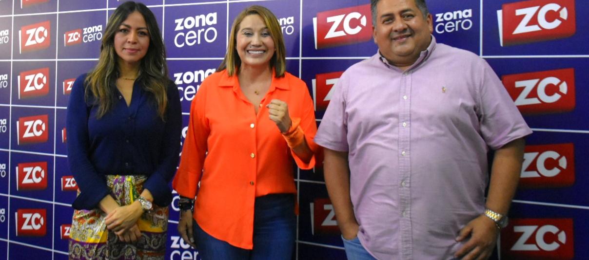 Verónica Patiño junto a los periodistas de Noticias RCN, Luisa Velásquez y Bernardo Sanabria