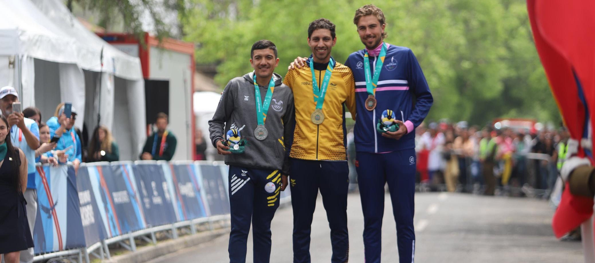 Walter Vargas en el primer lugar del podio de la contrarreloj. 