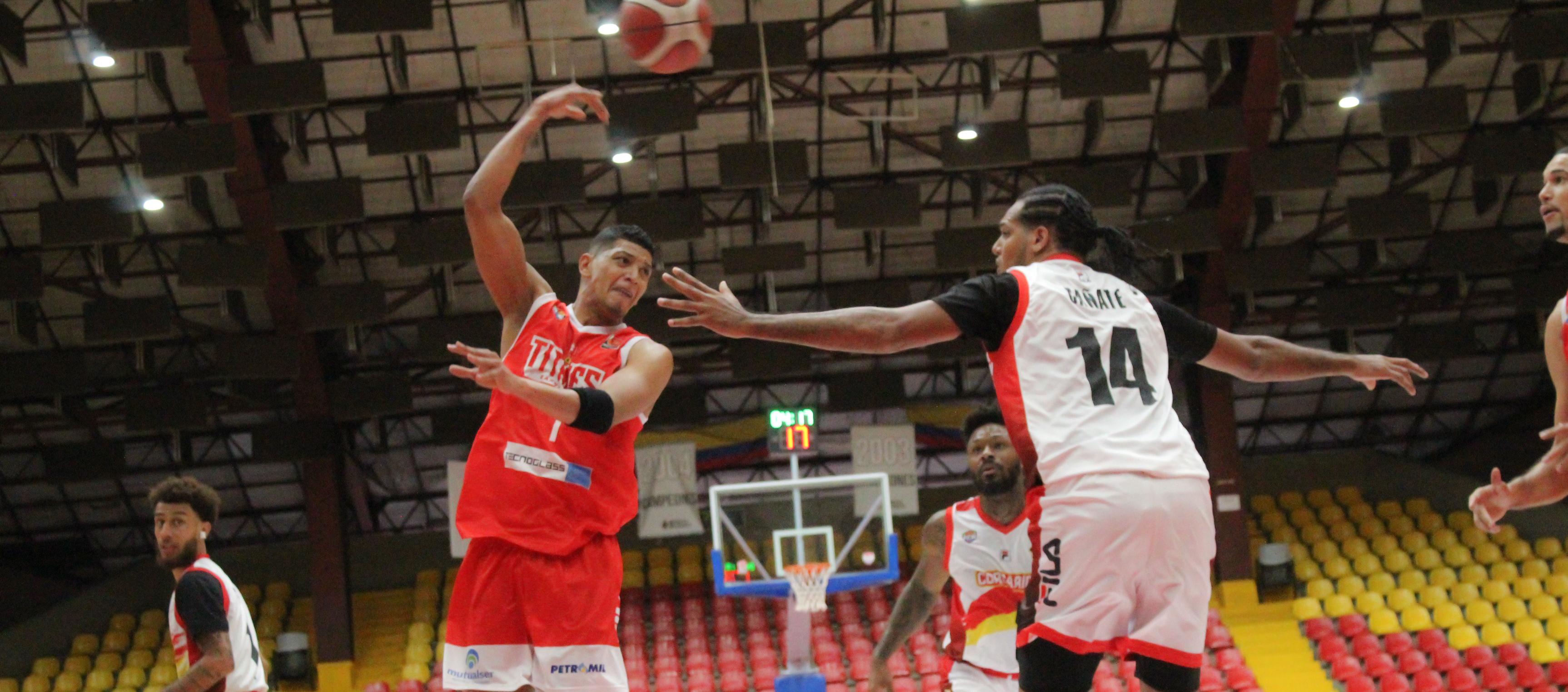 El venezolano Jhornan Zamora marcó 18 puntos para Titanes. 