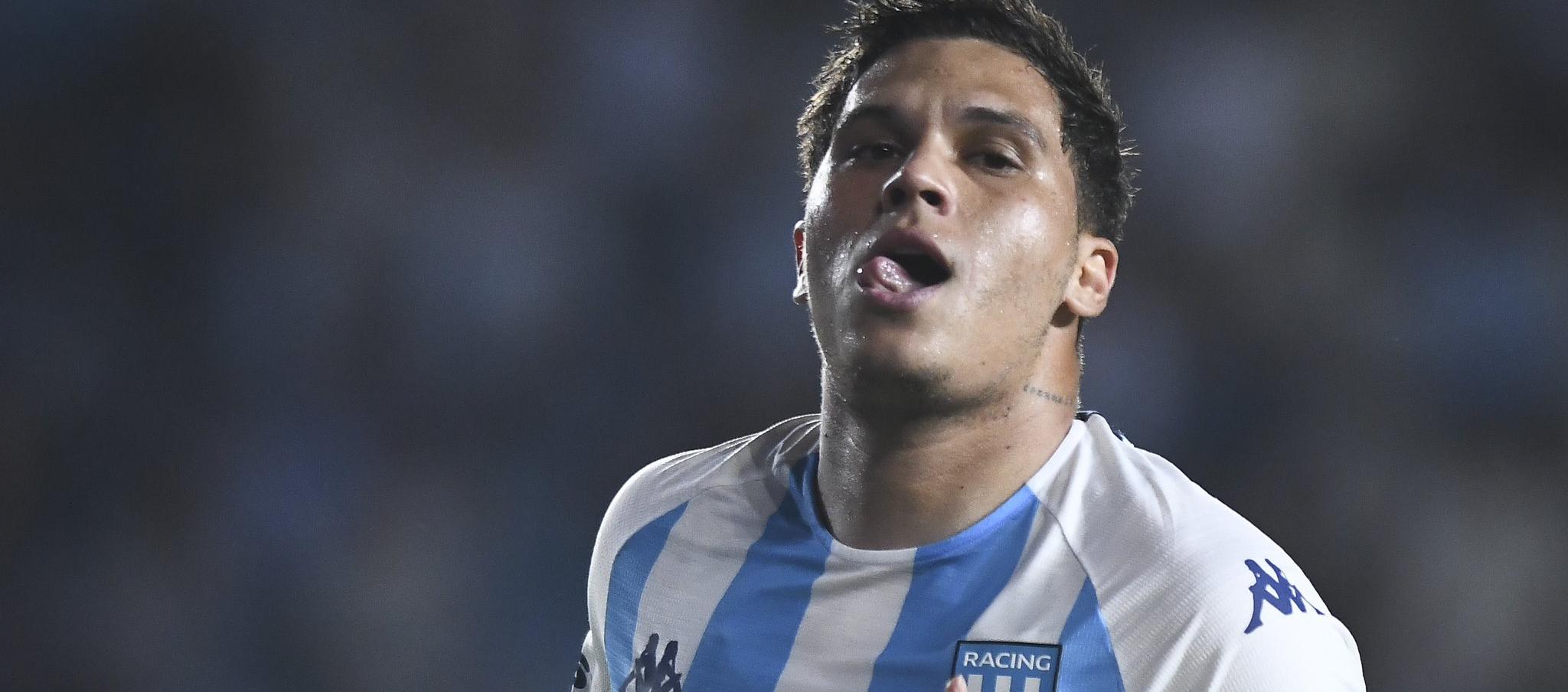 Juan Fernando Quintero marcó el segundo y tercero de Racing. 