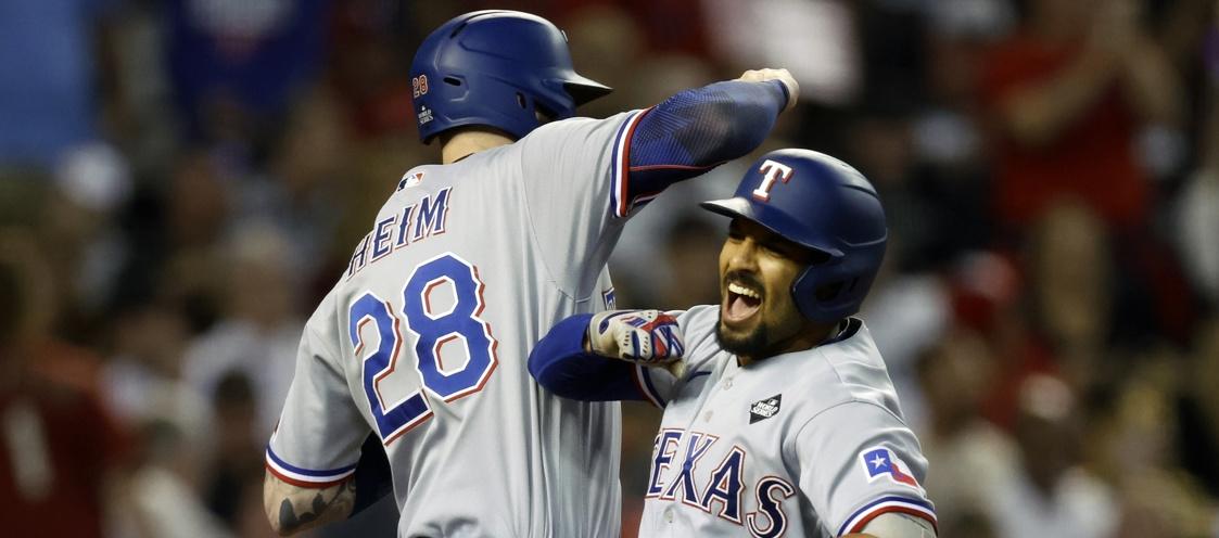 Marcus Semien celebra con Jonah Heim tras conectar un jonrón de tres carreras en el tercer inning.