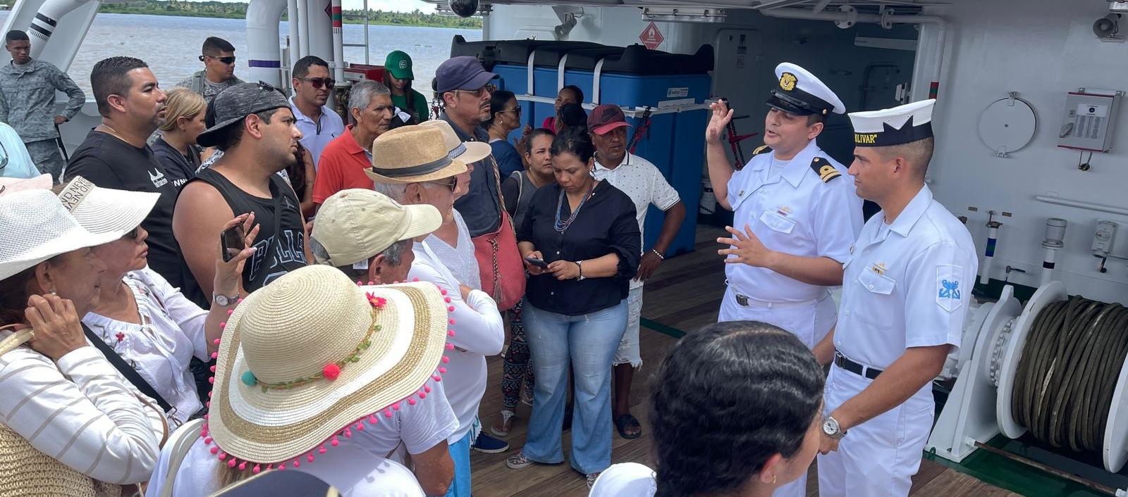 Visitantes en el buque ARC “Simón Bolívar”.