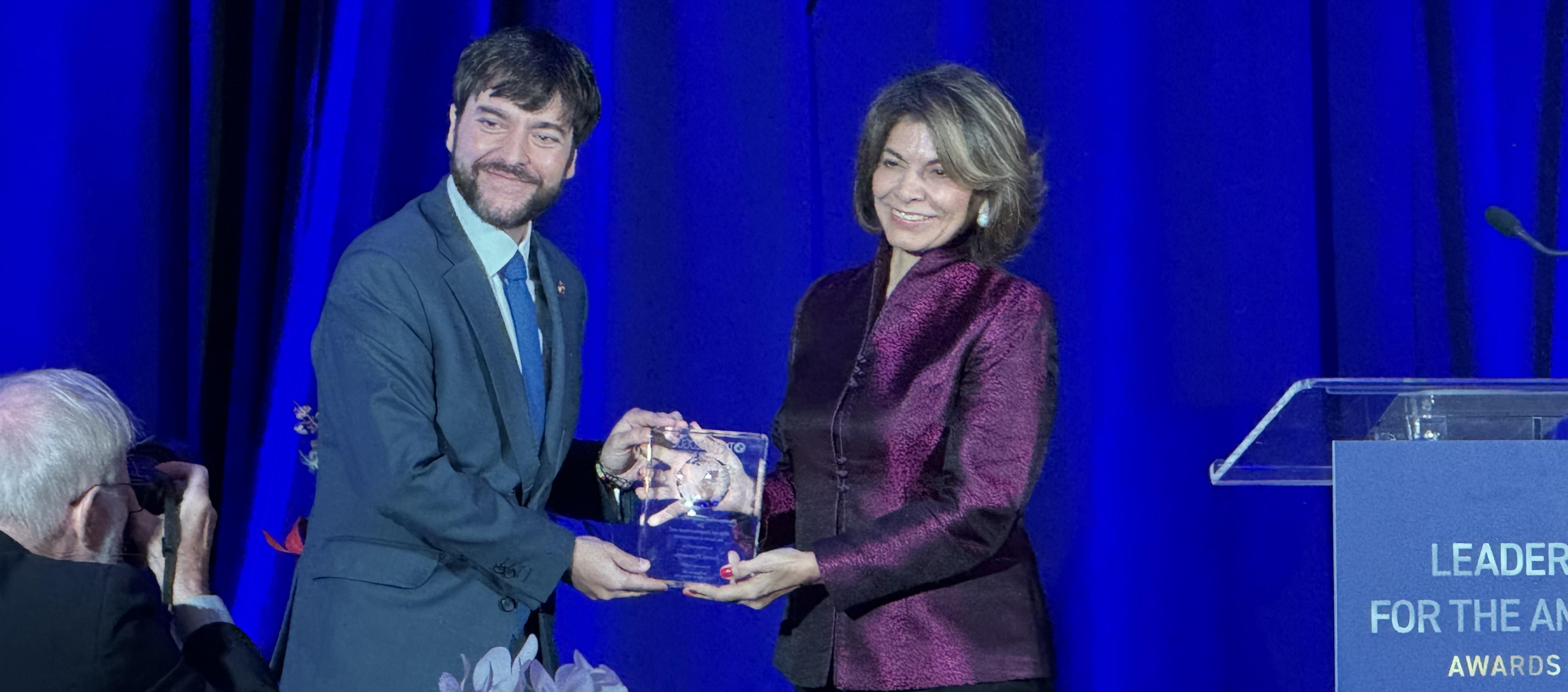El Alcalde Jaime Pumarejo recibiendo el premio al liderazgo para las Américas.