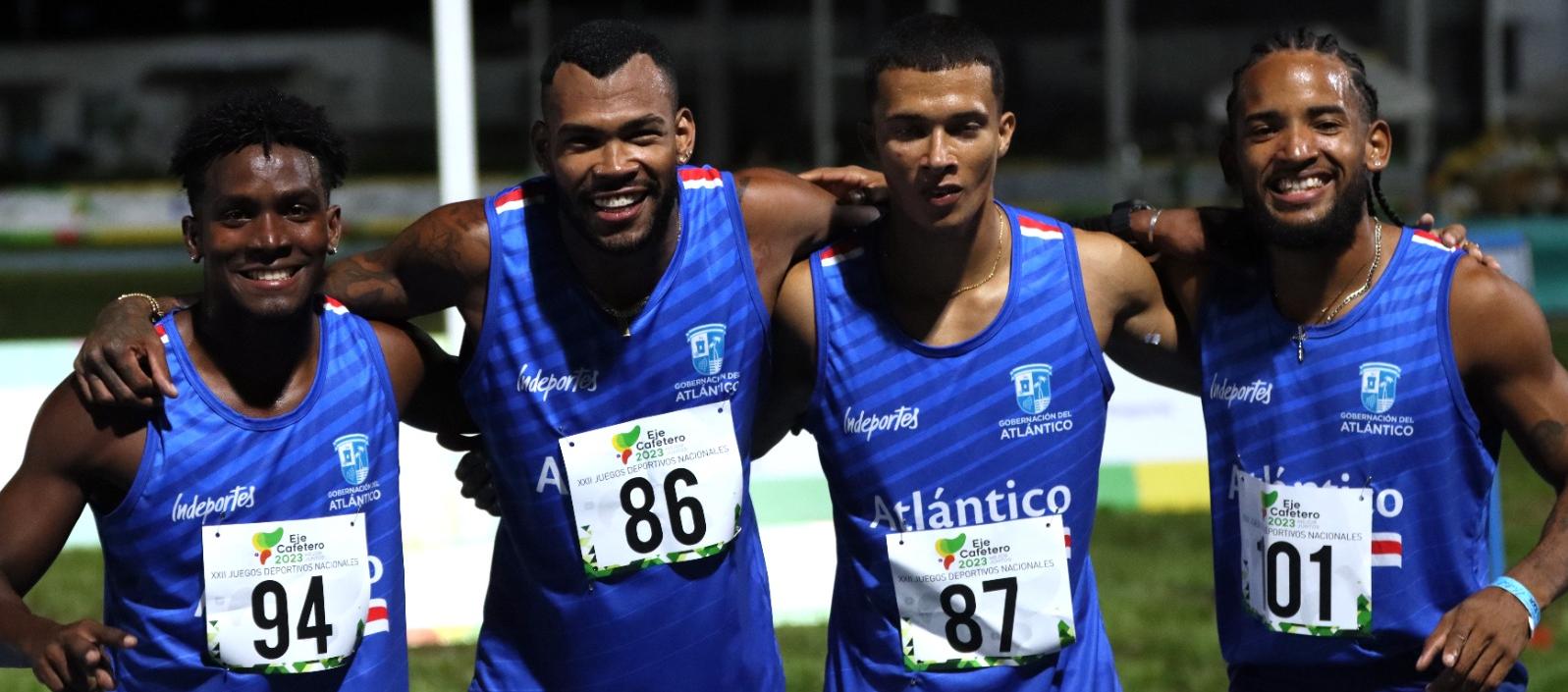 Anthony Zambrano con sus compañeros