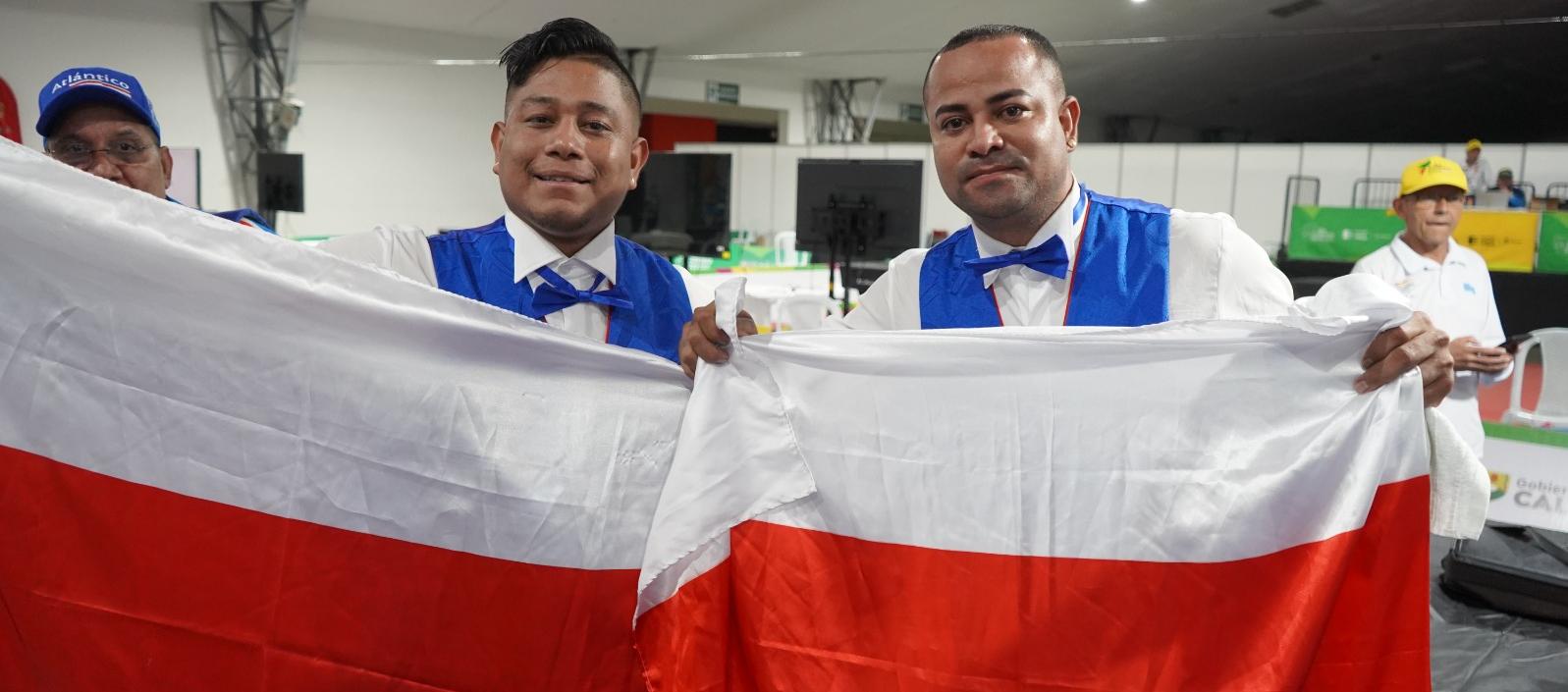 Lainiker Quiñones y Jesús de la Hoz celebrando su medalla de oro en los Juegos Nacionales.