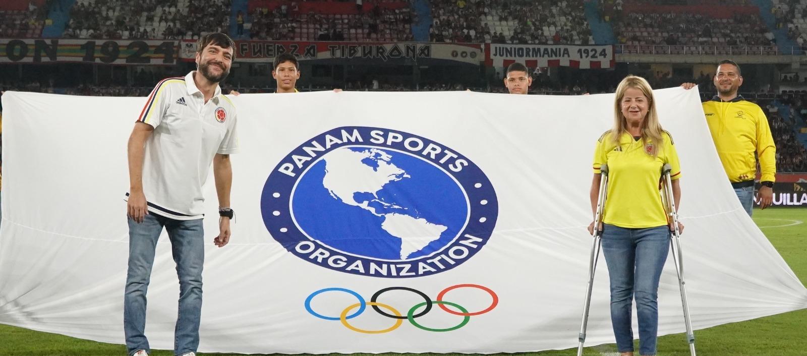 El alcalde Jaime Pumarejo y la gobernadora Elsa Noguera con la bandera de los Panamericanos.