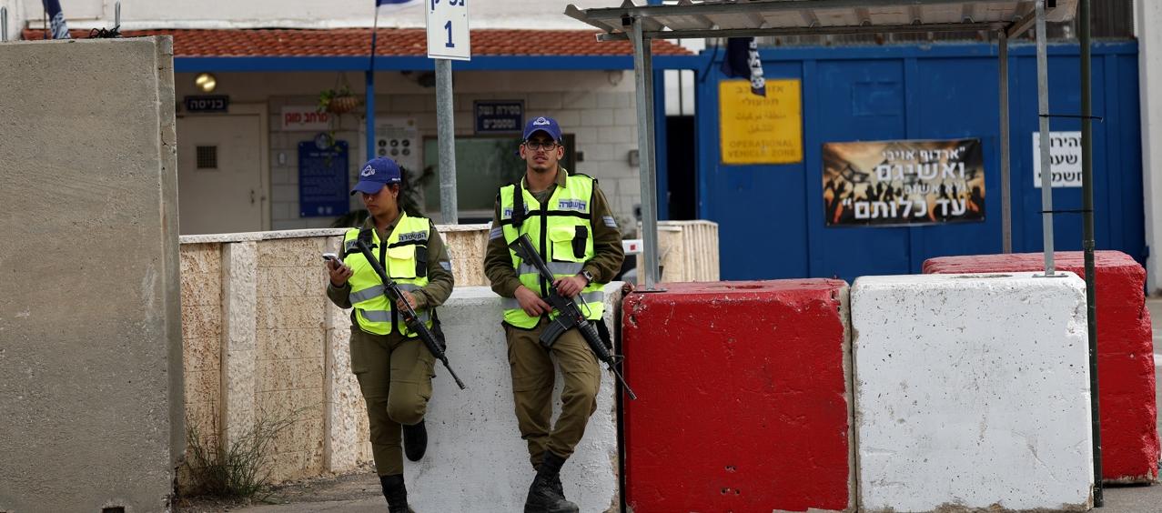 Guardias de seguridad israelíes vigilan la prisión militar de Ofer.