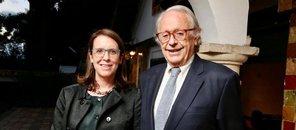 Carolina Wiesner Ceballos, directora del Instituto Nacional de Cancerología, y Carlos Roberto Pombo Urdaneta, presidente de la Sociedad de Mejoras y Ornato de Bogotá.