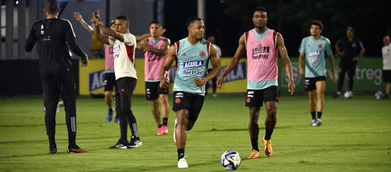 Willer Ditta transportando el balón en uno de los entrenamientos de la selección Colombia.