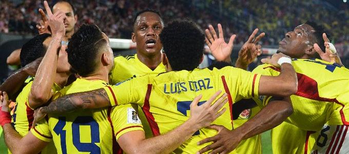 Los jugadores de la selección Colombia celebrando el gol de la victoria ante Paraguay.