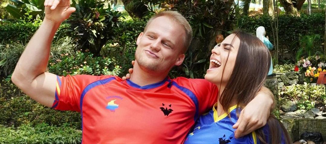 Dominic Wolf posando con una de sus nuevas camisetas de Colombia.