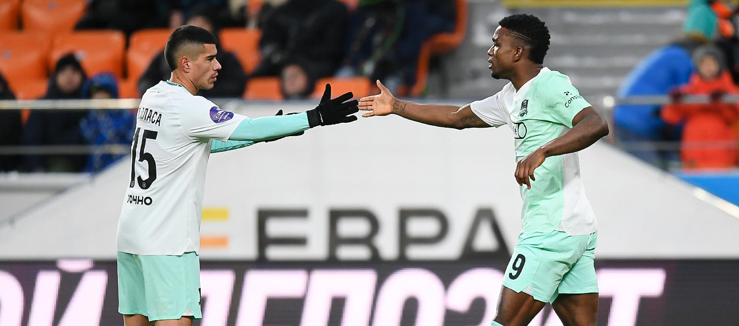 Jhon Córdoba celebrando su gol con uno de sus compañeros en Rusia.