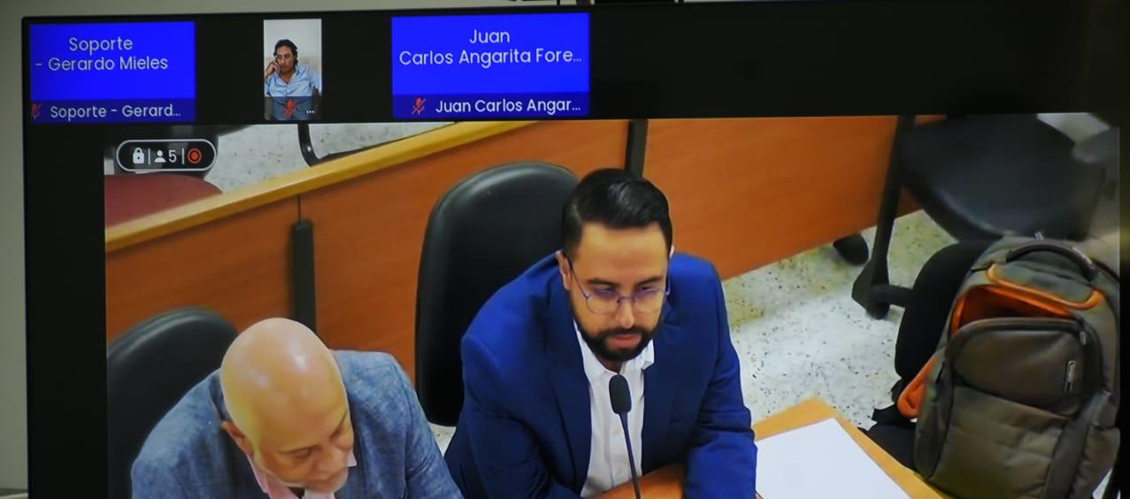 El abogado Sebastián García Rincón (derecha).