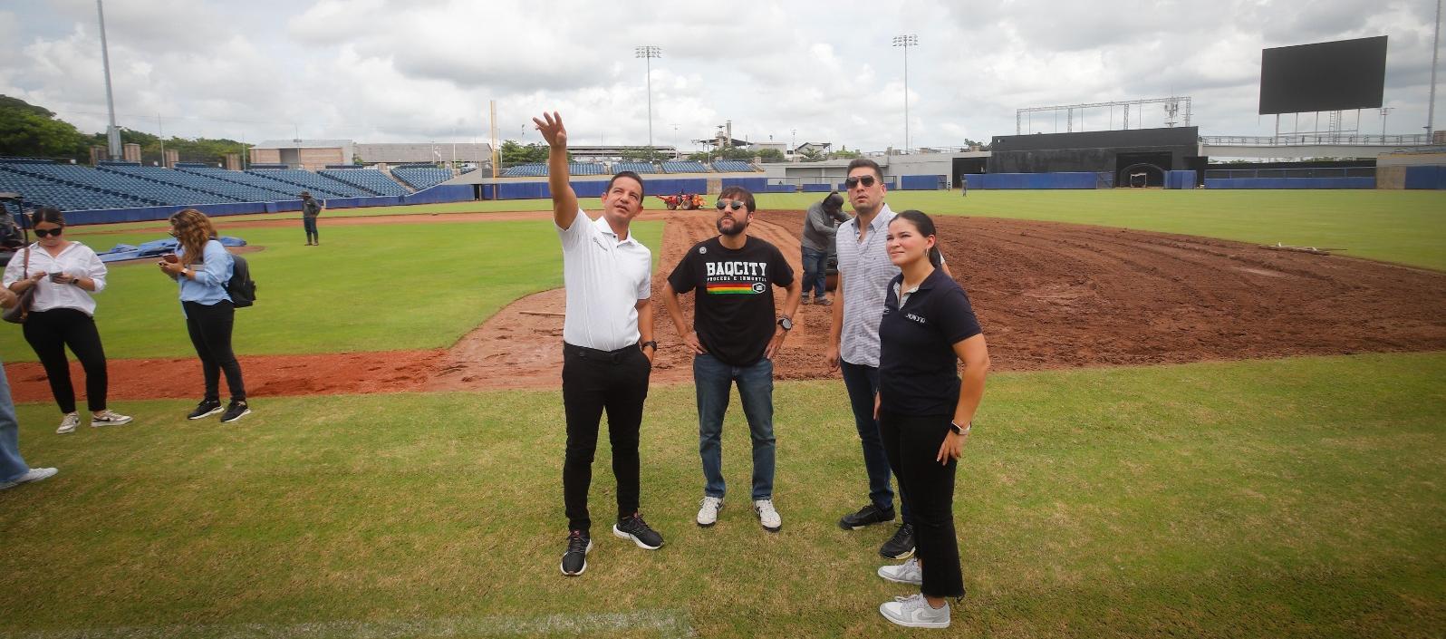 El Alcalde Jaime Pumarejo observando las obras en el estadio Édgar Rentería.
