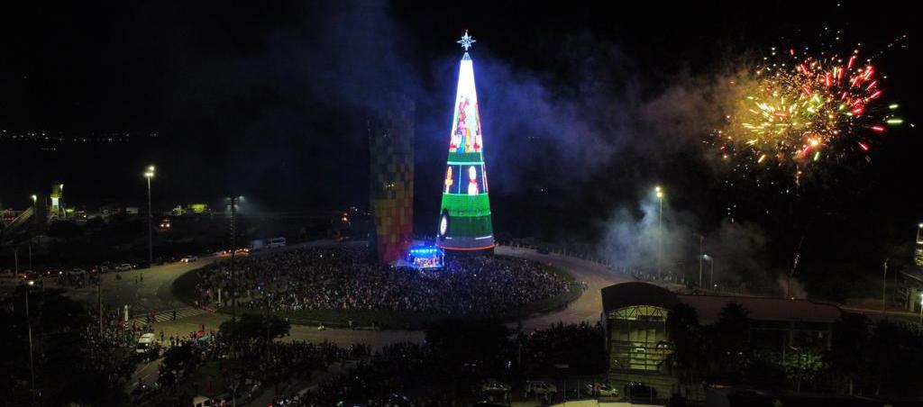 El árbol de Navidad en La Ventana al Mundo.