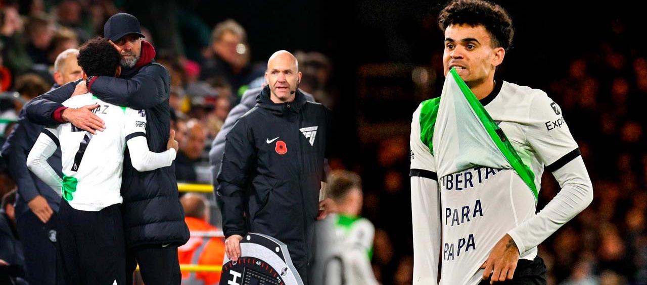 Luis Díaz muestra su mensaje tras marcar el gol del empate. 