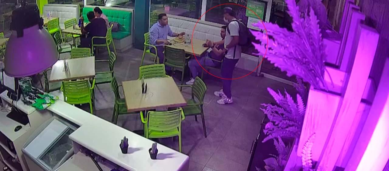 Momento del atraco dentro de un restaurante. 