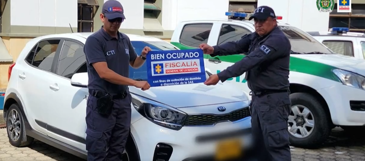 Funcionarios muestran los bienes incautados.