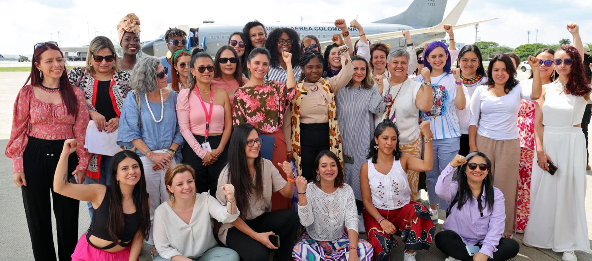 Francia Márquez junto a lideresas.