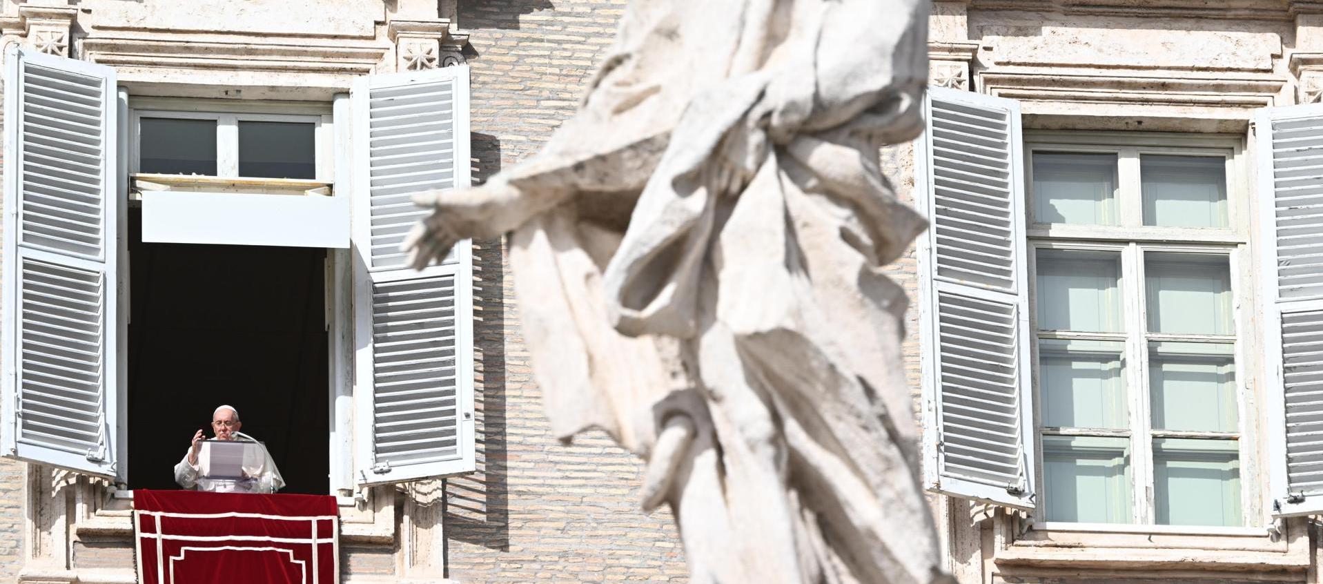 El papa Francisco dirige su oración del Ángelus desde la ventana de su oficina.