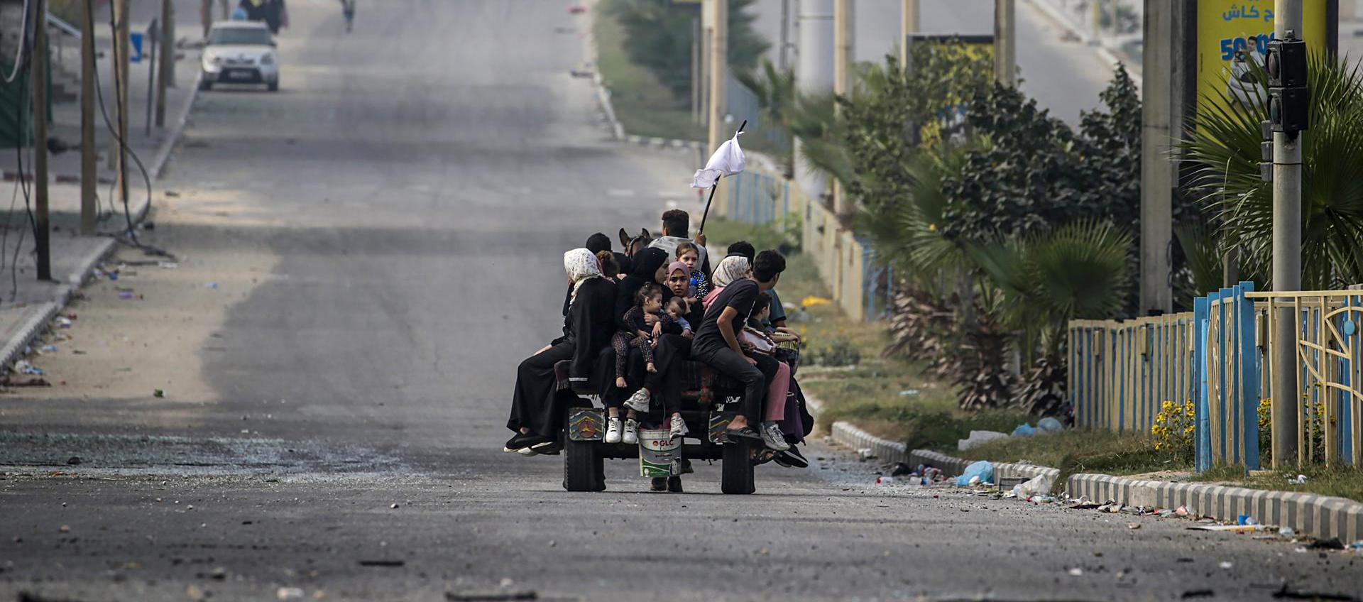  Los residentes evacuan la ciudad de Gaza.