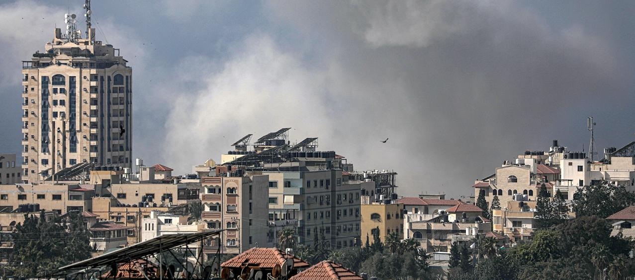 Explosiones sobre Gaza este lunes por los ataques israelíes.