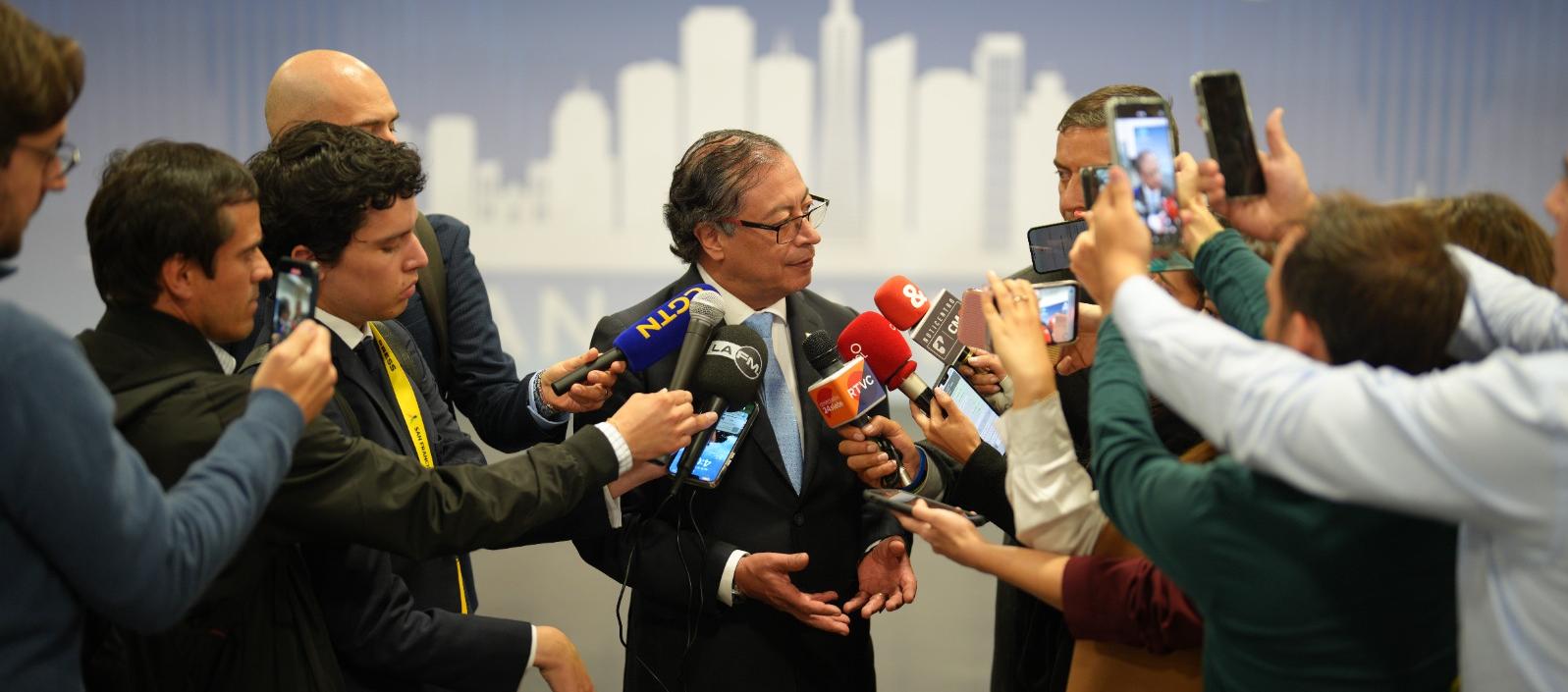 Gustavo Petro hablando con los periodistas en Estados Unidos.