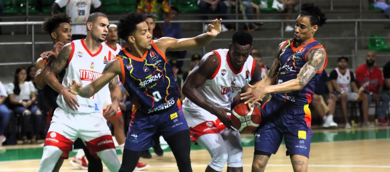 Juan Diego Tello en poder de la pelota en medio de dos rivales. 