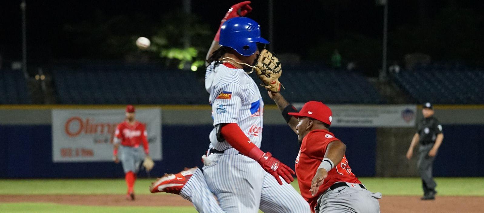 Yeison Coca, de Caimanes, llega quieto a la inicial.