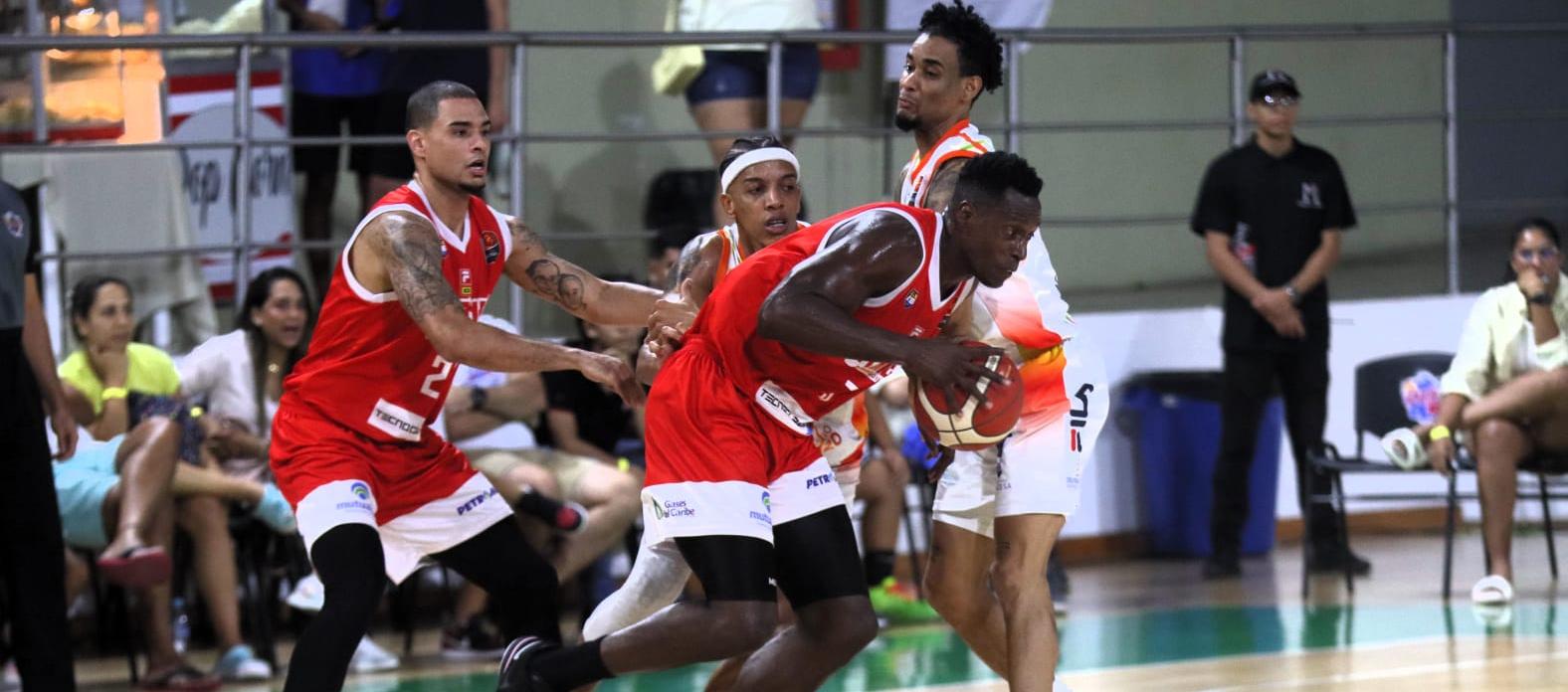 Juan Diego Tello intenta escaparse de la marca de un jugador de Caribbean Storm.