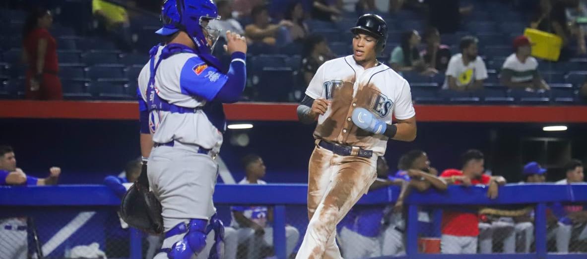 Christian Sepúlveda anota la primera carrera de Leones, en el tercer inning. 