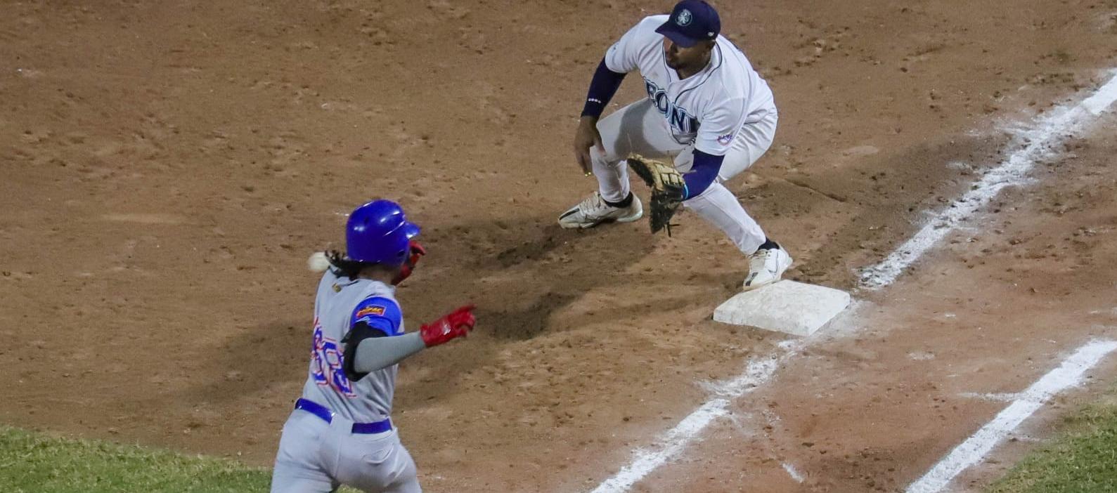 Yeison Coca, de Caimanes, es puesto out en la inicial por Carlos Martínez.