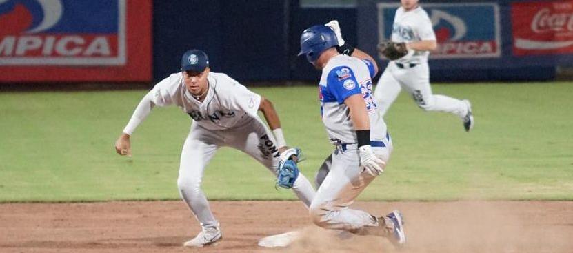 Pabel Manzanero, de Caimanes, es quieto en la segunda base. 