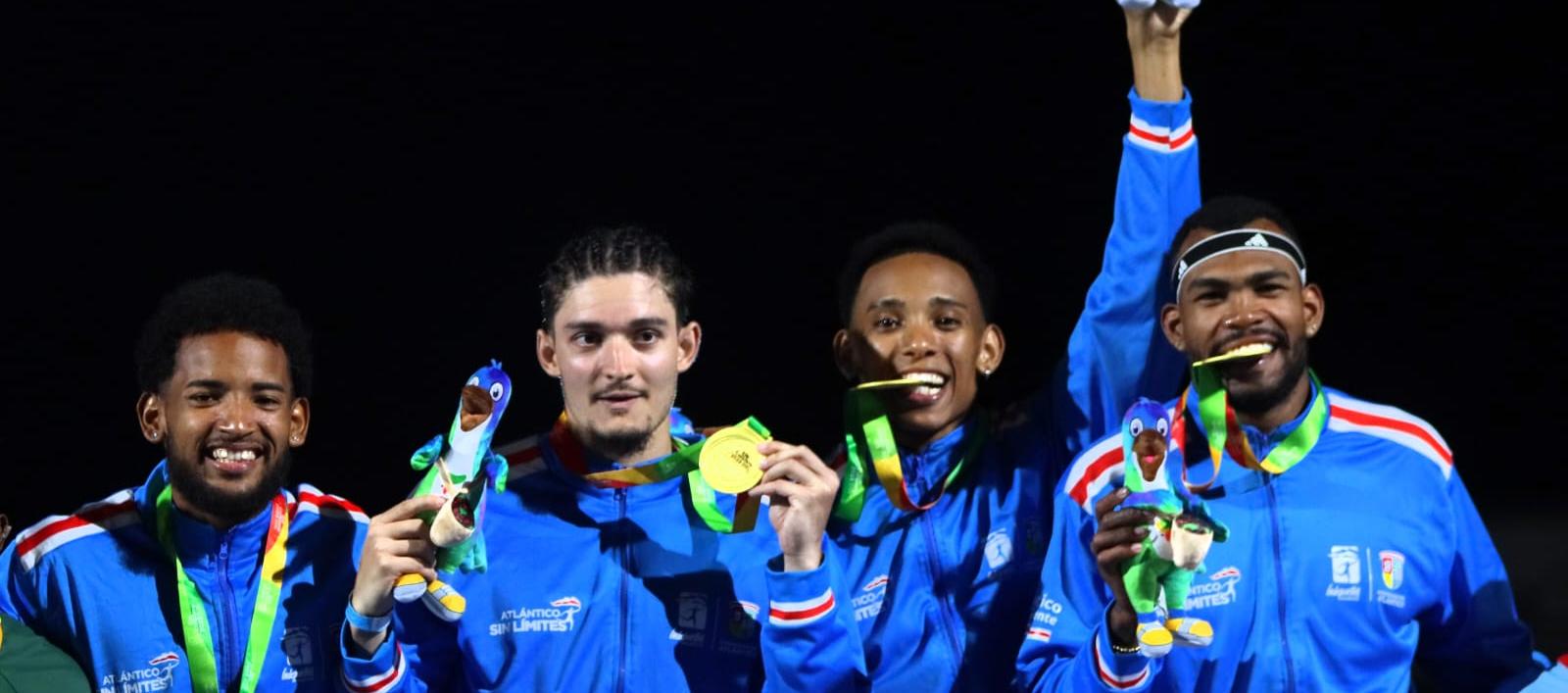Equipo de relevo 4x400 de Atlántico, medalla de oro. 