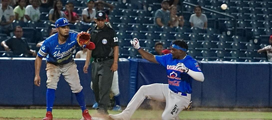 Jesús Marriaga, de Caimanes, llega quieto a tercera tras conectar triple en el séptimo inning. 