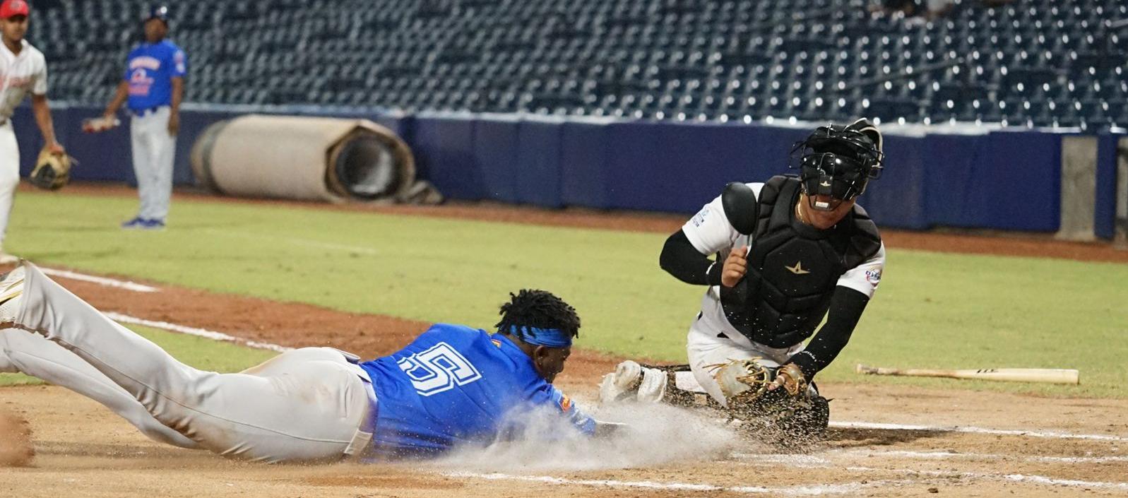 Jesús Marriaga anota la séptima carrera de Caimanes el octavo inning. 