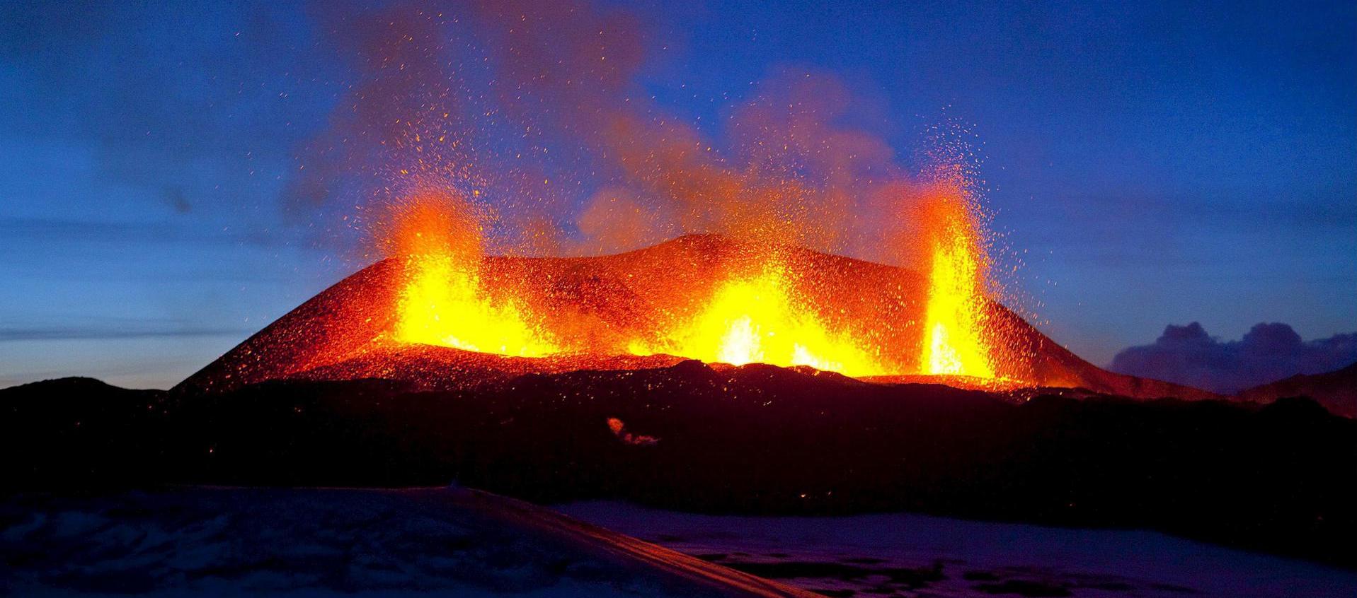 El dique volcánico de Grindavík en una imagen nocturna