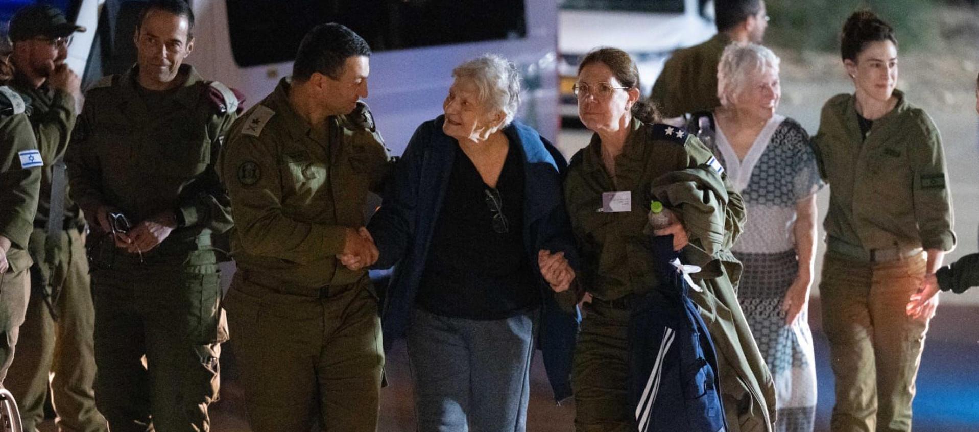 Algunos de los rehenes del grupo islamista Hamás tras ser rescatados.