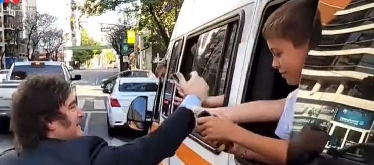 Javier Milei saludando a los niños.