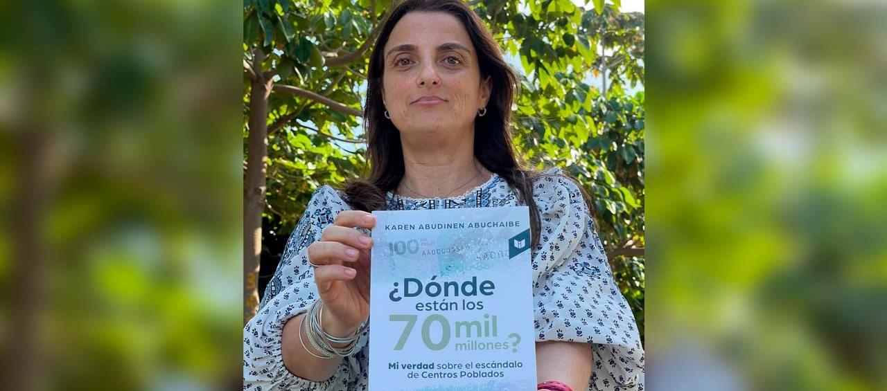 La exministra Karen Abudinen con su libro "¿Dónde están los 70 mil millones de pesos?" que acaba de lanzar