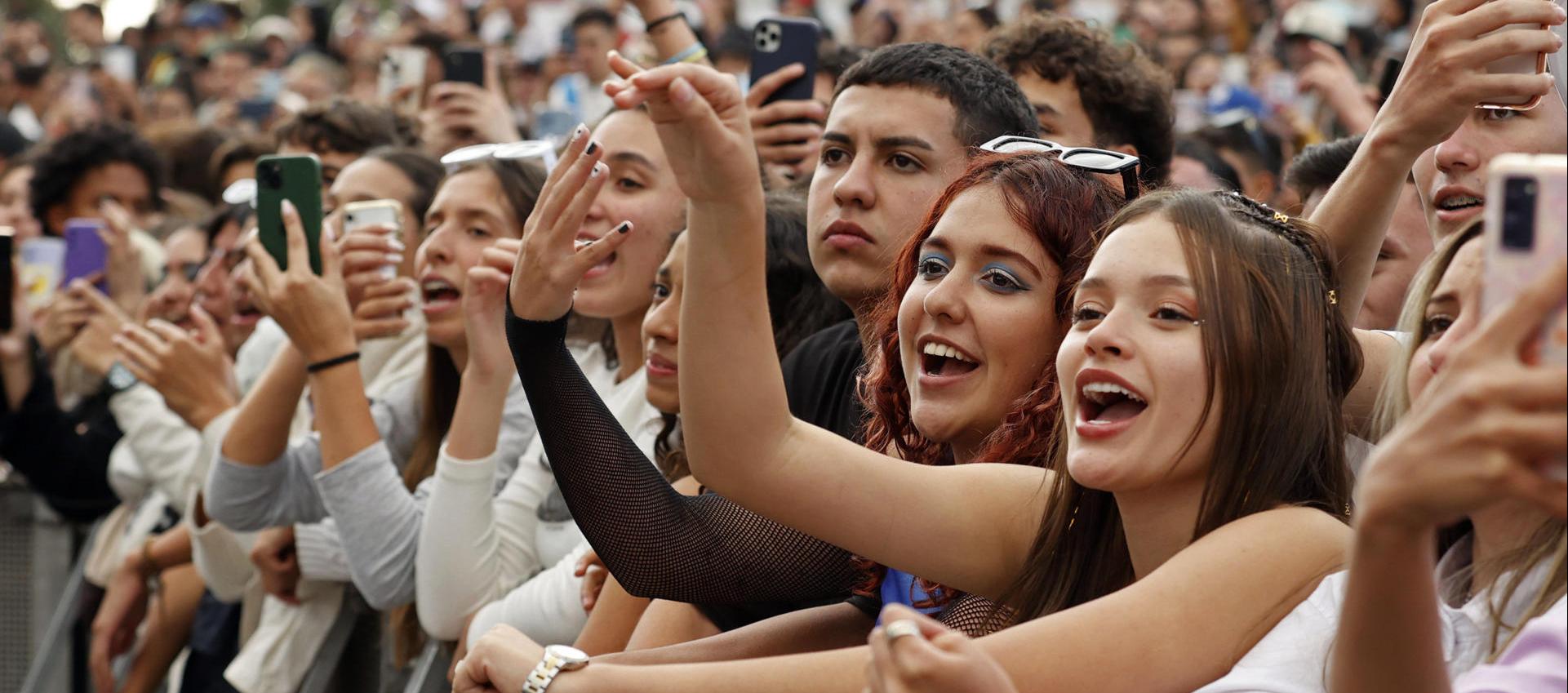 Asistentes disfrutando del concierto en el Parque Simón Bolívar.
