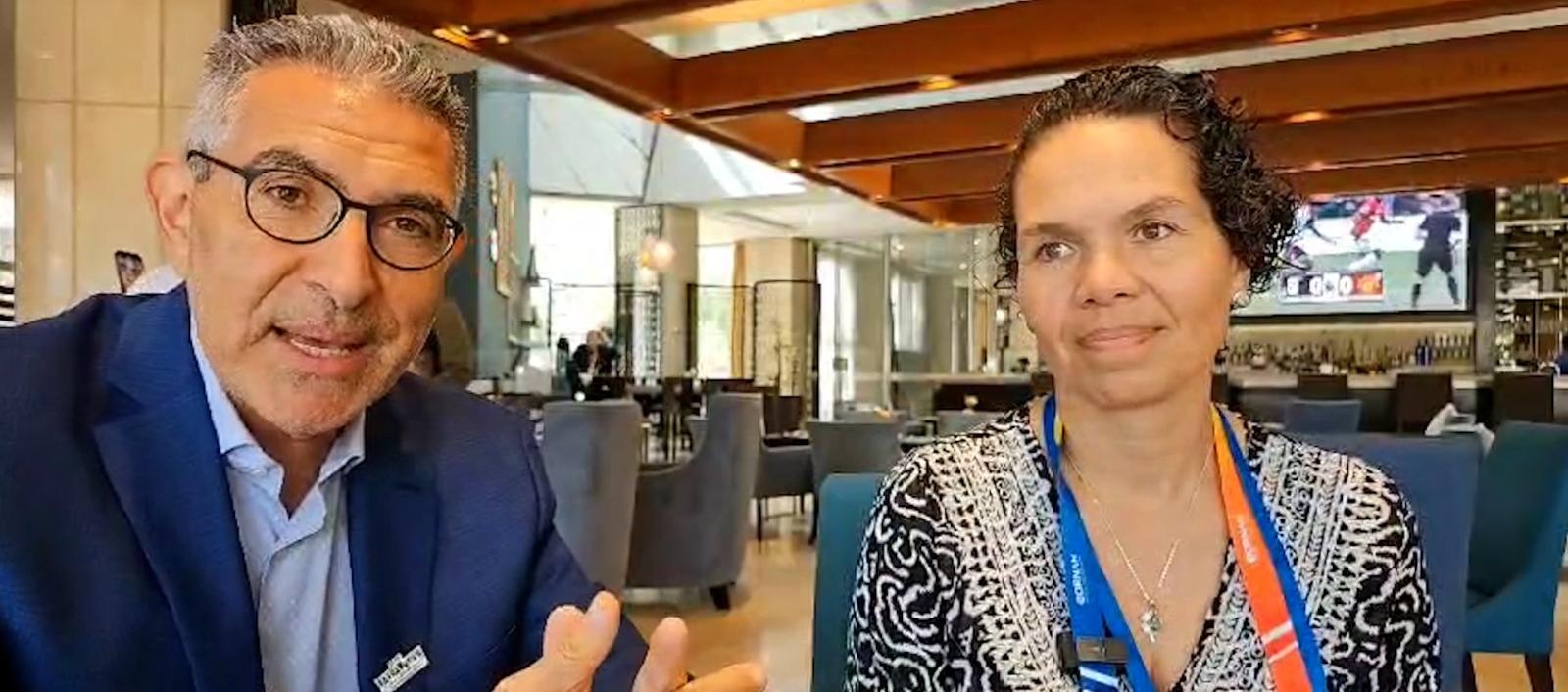 La ministra Astrid Rodríguez hablando con el periodista Jorge Cura.