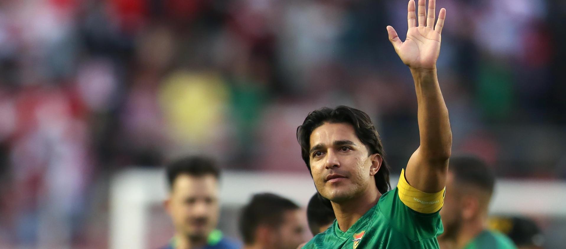 El goleador Marcelo Martins se despide de la hinchada boliviana.