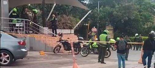 La Policía acordonó el área donde quedaron tendidos los tres hombres asesinados. 