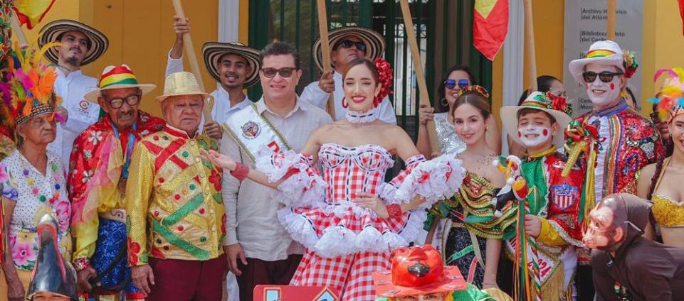 Melissa Cure, reina del Carnaval de Barranquilla, con los hacedores de las fiestas.
