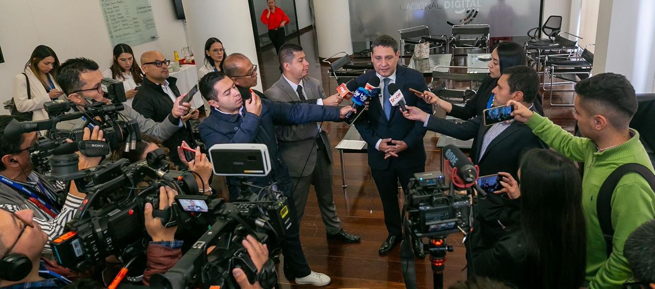 Mauricio Lizcano, Ministro de las Tecnologías de la Información y las Comunicaciones, hablando a la prensa.