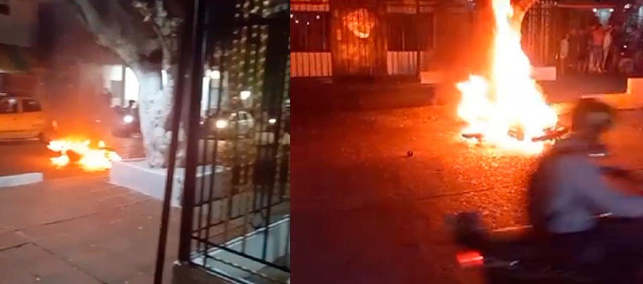 Moto de los presuntos ladrones que fue quemada por la comunidad. 